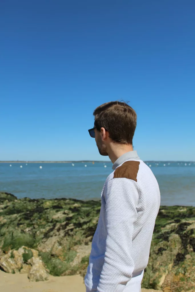 Photo prise de profil de Aurélien regardant le bassin d'Arcachon.