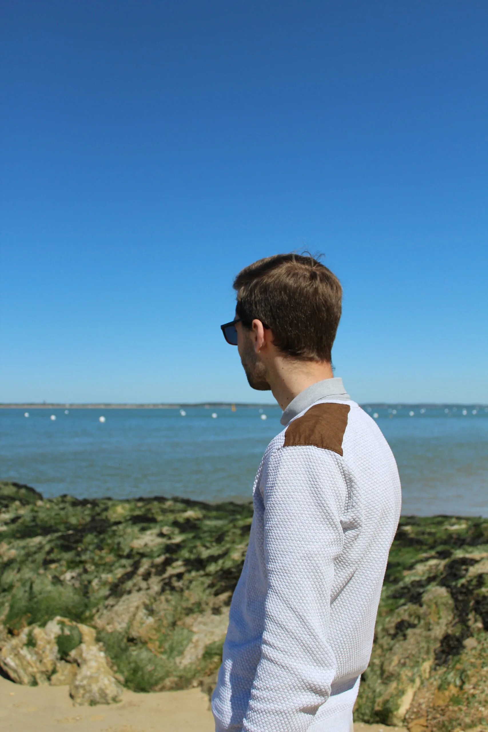 Photo prise de profil de Aurélien regardant le bassin d'Arcachon.