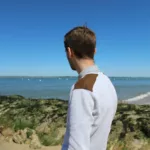 Photo prise de profil de Aurélien regardant le bassin d'Arcachon.