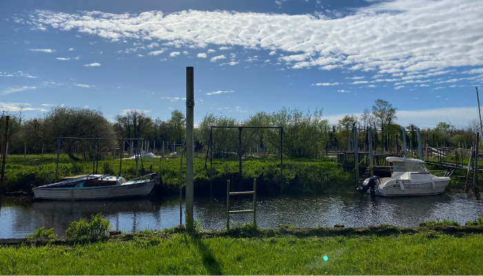 Port de Biganos avec des bateaux pour la page que faire sur le bassin d'Arcachon.